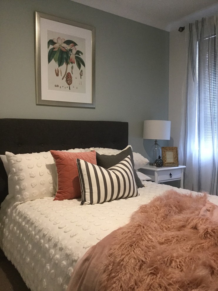 Стильный дизайн: гостевая спальня среднего размера, (комната для гостей) в стиле кантри с белыми стенами, ковровым покрытием и коричневым полом - последний тренд