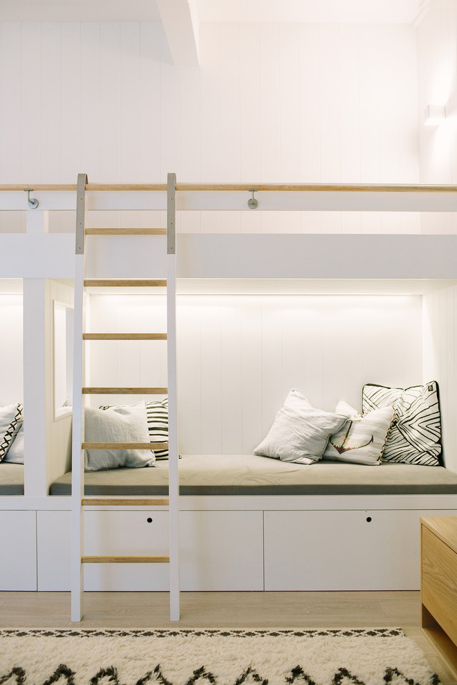 Idéer för maritima sovrum, med vita väggar och ljust trägolv