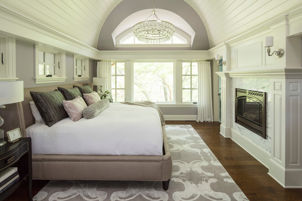 Пример оригинального дизайна: спальня: освещение в стиле неоклассика (современная классика) с серыми стенами