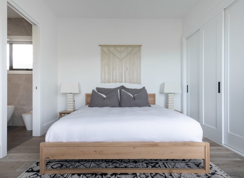 На фото: хозяйская спальня в стиле неоклассика (современная классика) с белыми стенами, паркетным полом среднего тона и коричневым полом без камина