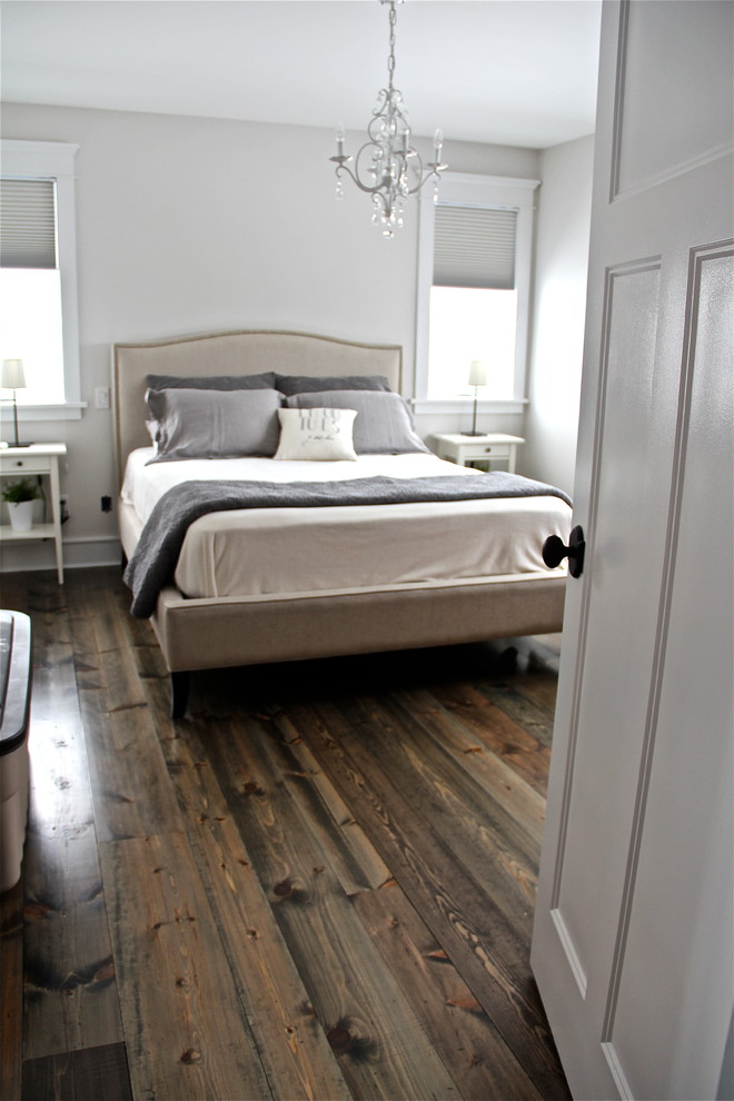 Foto de dormitorio clásico con paredes blancas