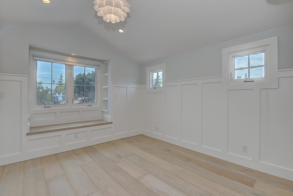 Mittelgroßes Landhausstil Schlafzimmer mit grauer Wandfarbe und hellem Holzboden in San Francisco