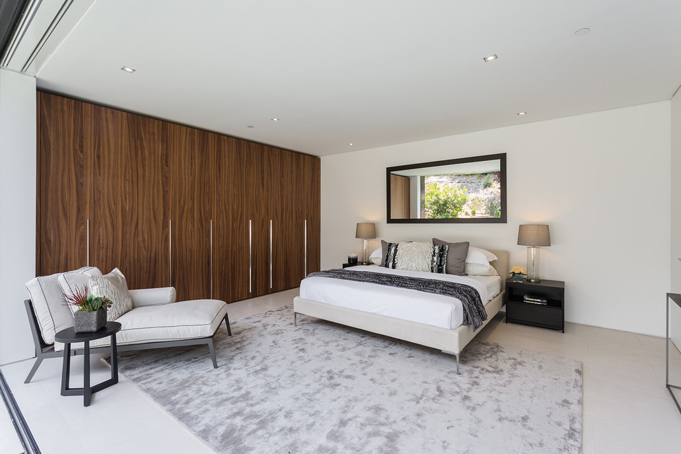 Ispirazione per una grande camera degli ospiti minimal con pareti bianche, pavimento con piastrelle in ceramica e pavimento beige