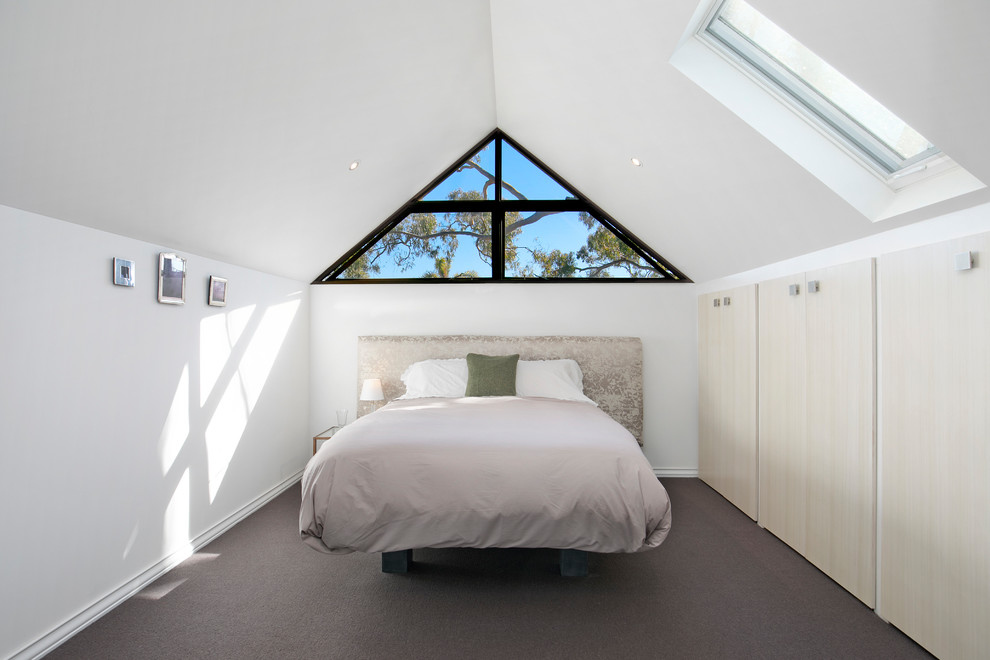 Стильный дизайн: гостевая спальня (комната для гостей) в стиле неоклассика (современная классика) с белыми стенами, ковровым покрытием и коричневым полом без камина - последний тренд