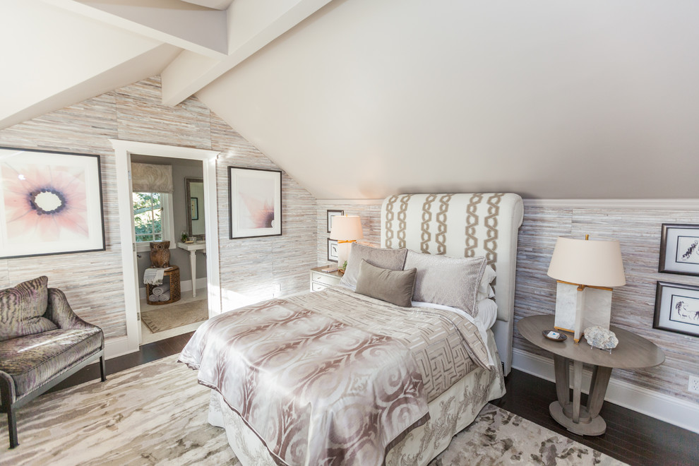 Foto de dormitorio clásico con paredes blancas