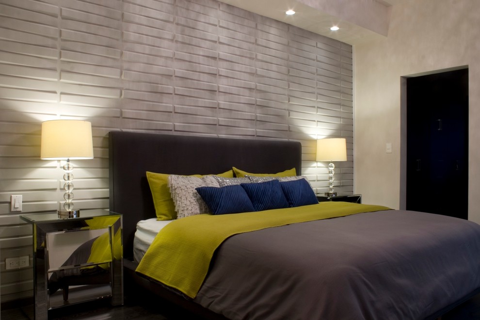 Ejemplo de dormitorio principal contemporáneo de tamaño medio sin chimenea con paredes grises y suelo de madera oscura