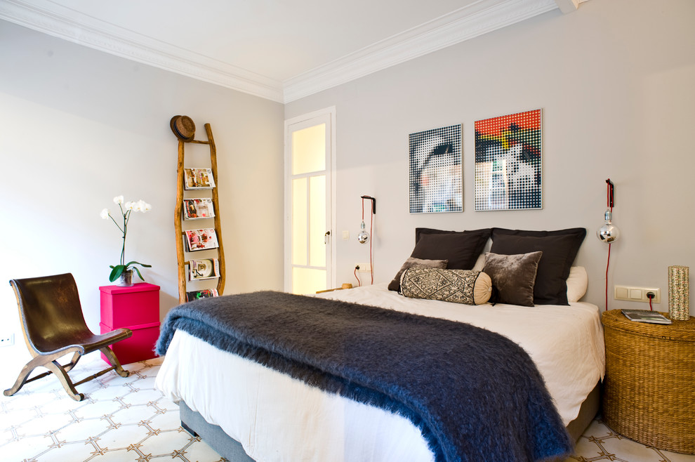 Идея дизайна: хозяйская спальня среднего размера в современном стиле с серыми стенами и полом из керамической плитки без камина
