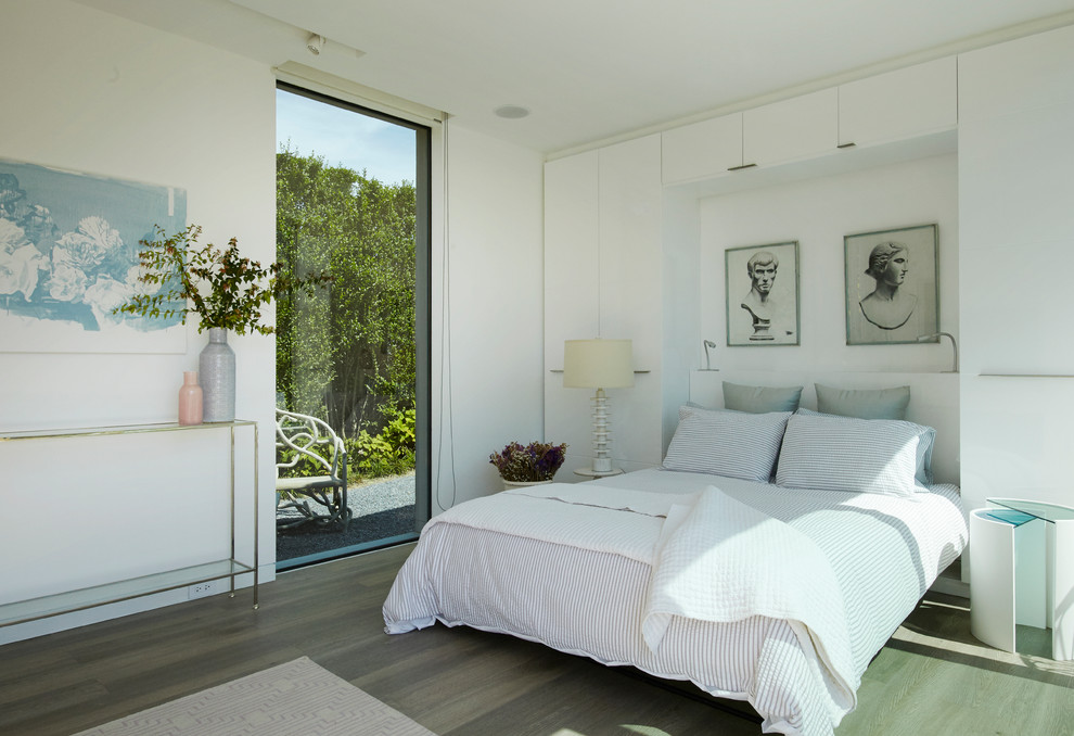 На фото: маленькая гостевая спальня (комната для гостей) в современном стиле с белыми стенами и полом из винила для на участке и в саду с