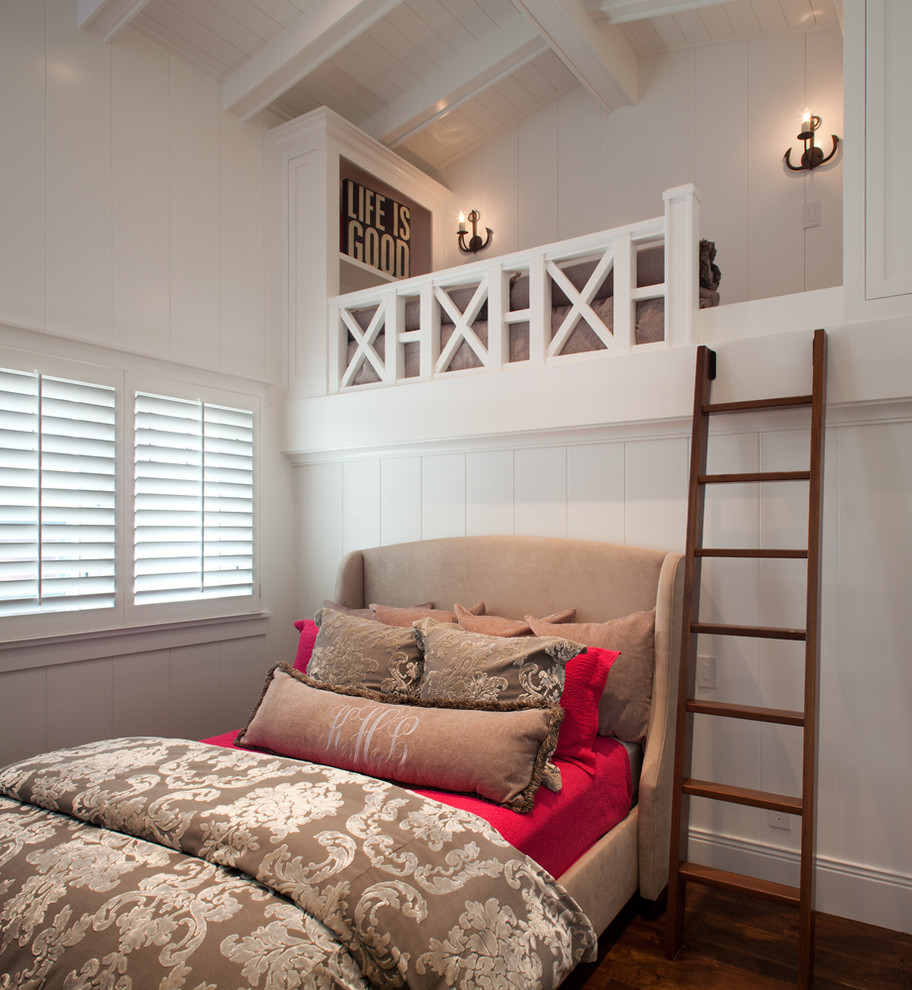 Пример оригинального дизайна: спальня на мансарде в морском стиле с белыми стенами