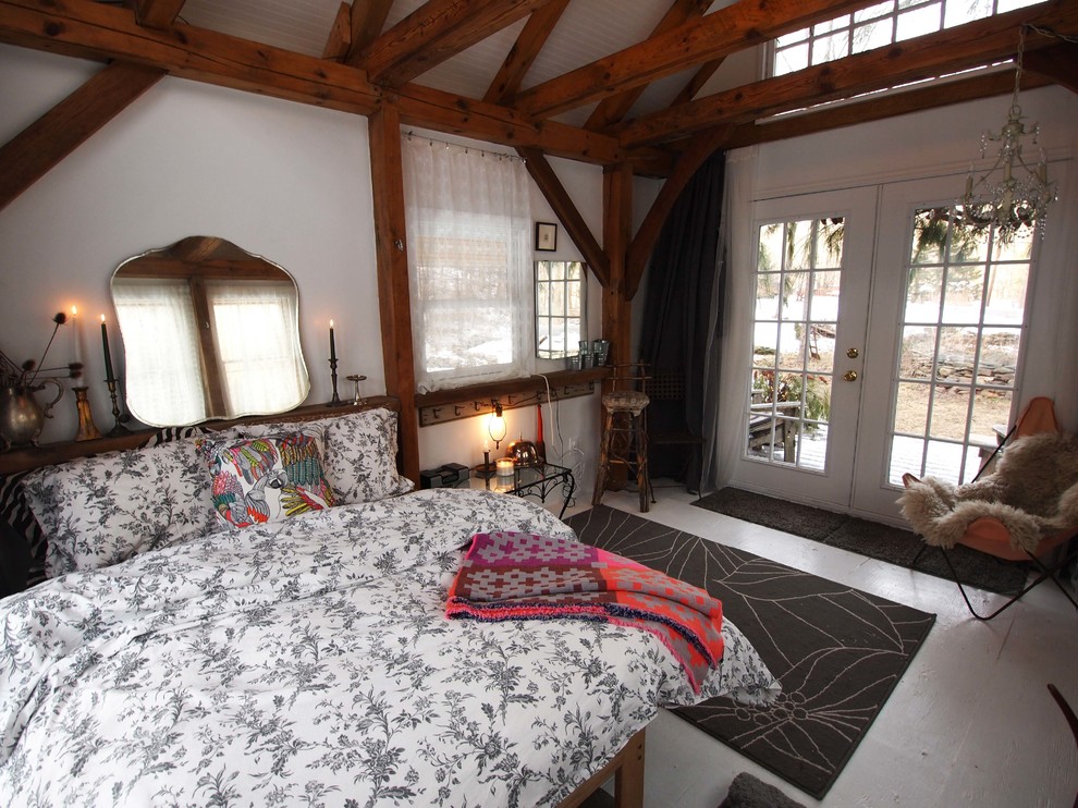 Foto di una piccola camera degli ospiti rustica con pareti bianche e pavimento in compensato
