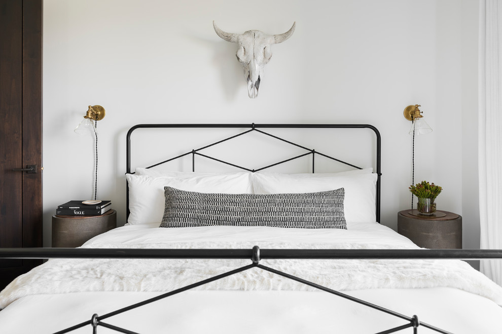Стильный дизайн: гостевая спальня (комната для гостей) в стиле модернизм с белыми стенами, ковровым покрытием и коричневым полом - последний тренд