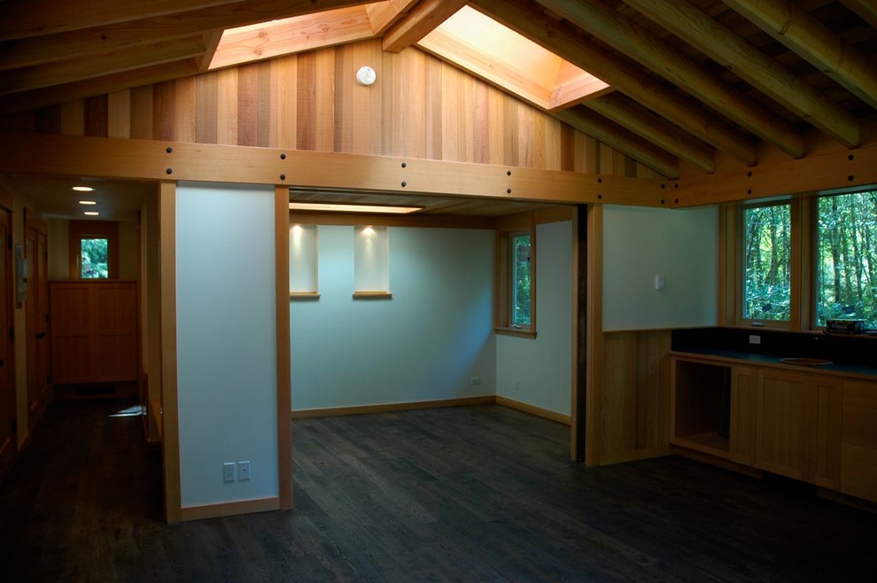 Idées déco pour une petite chambre craftsman avec parquet foncé, un mur blanc et aucune cheminée.