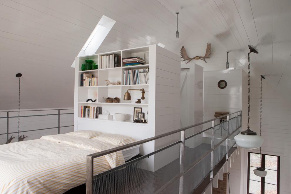 Идея дизайна: спальня на антресоли, на мансарде в стиле рустика с белыми стенами