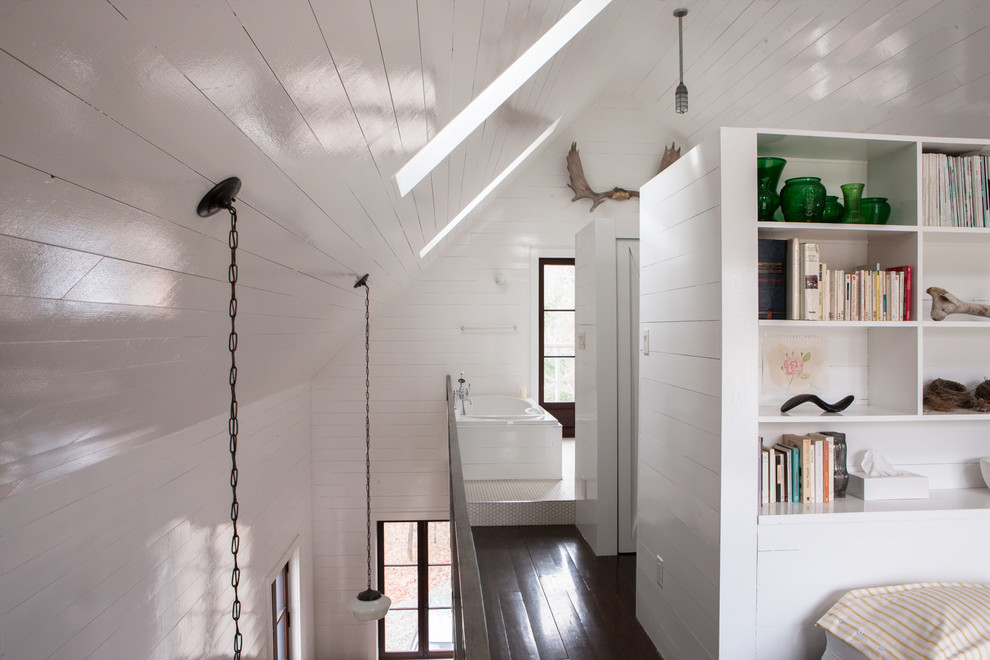 Mountain style bedroom photo in Montreal