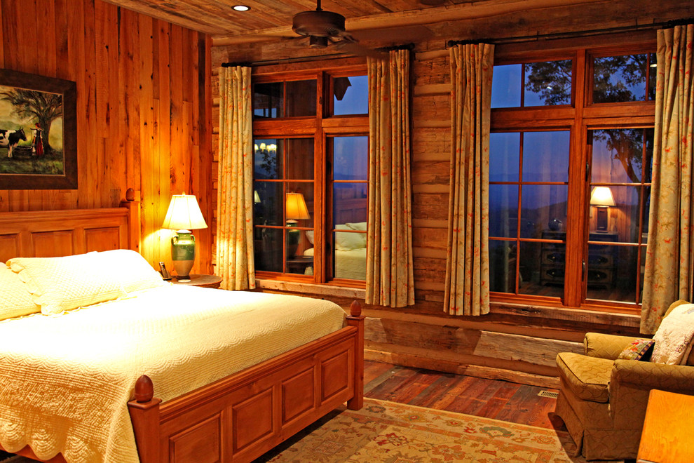 Mittelgroßes Uriges Schlafzimmer mit braunem Holzboden in Sonstige