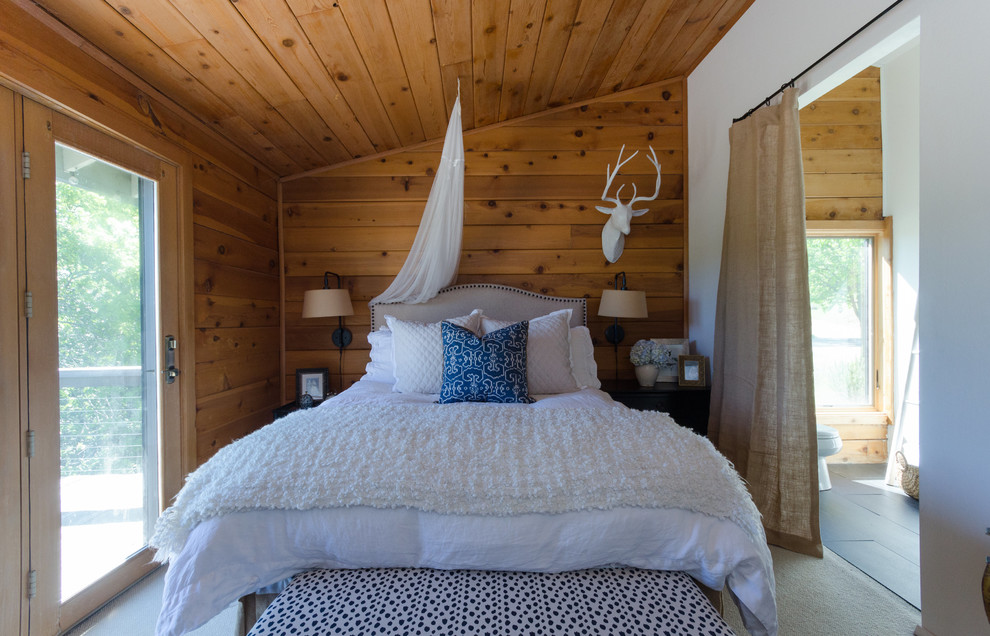 Пример оригинального дизайна: маленькая гостевая спальня (комната для гостей) в стиле рустика с коричневыми стенами, ковровым покрытием и бежевым полом без камина для на участке и в саду