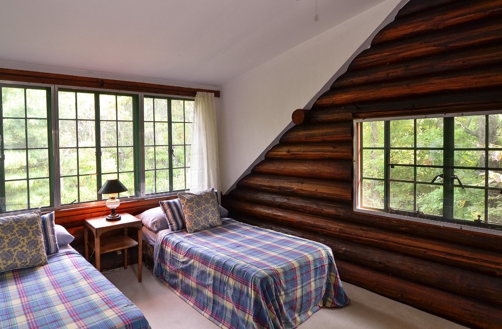 Immagine di una piccola camera da letto stile loft rustica con pareti marroni e moquette