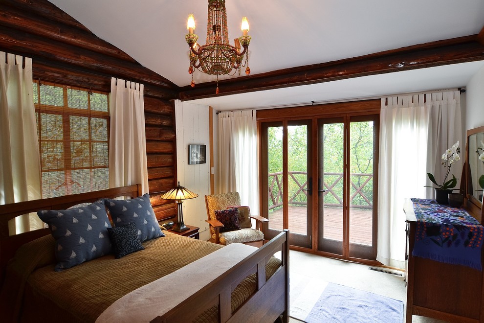 На фото: маленькая хозяйская спальня в стиле рустика с коричневыми стенами, ковровым покрытием и фасадом камина из бетона без камина для на участке и в саду с