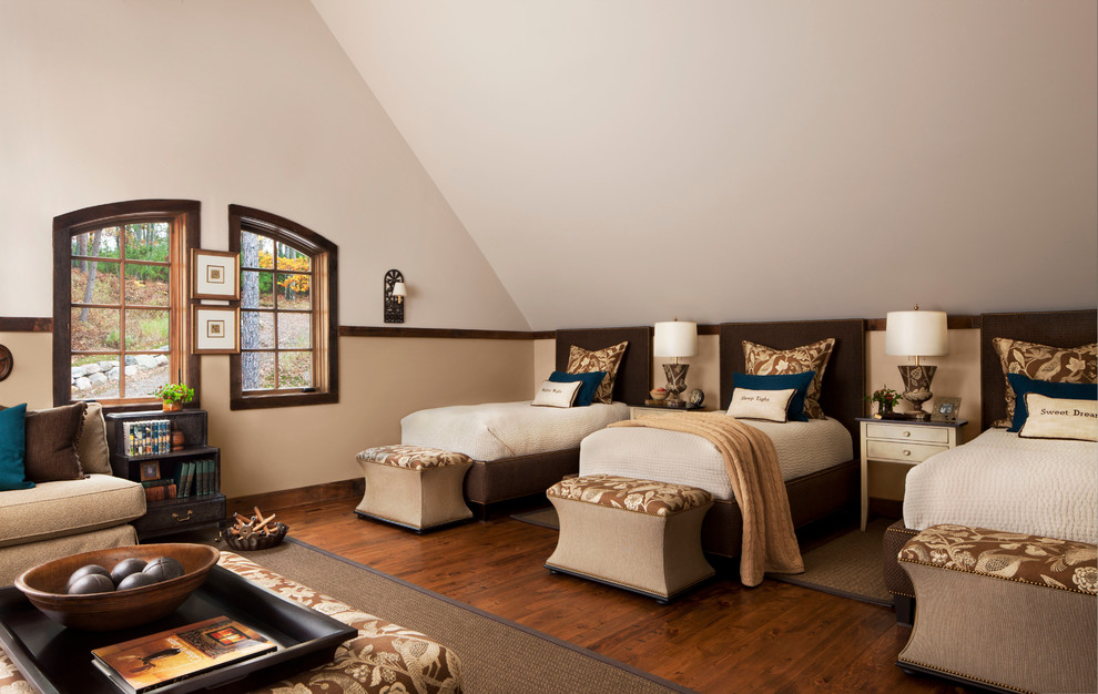 На фото: гостевая спальня (комната для гостей), среднего размера в стиле неоклассика (современная классика) с разноцветными стенами и паркетным полом среднего тона без камина