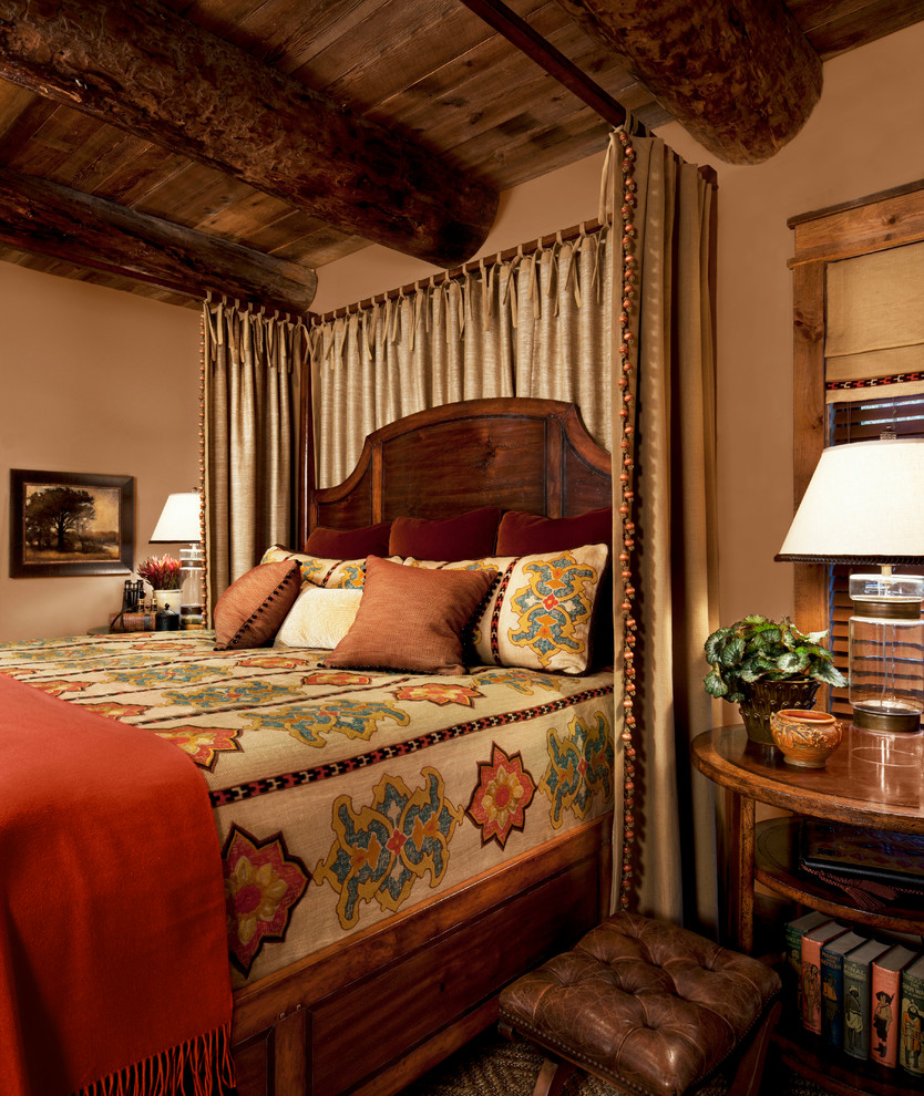 Пример оригинального дизайна: хозяйская спальня среднего размера в стиле рустика с бежевыми стенами