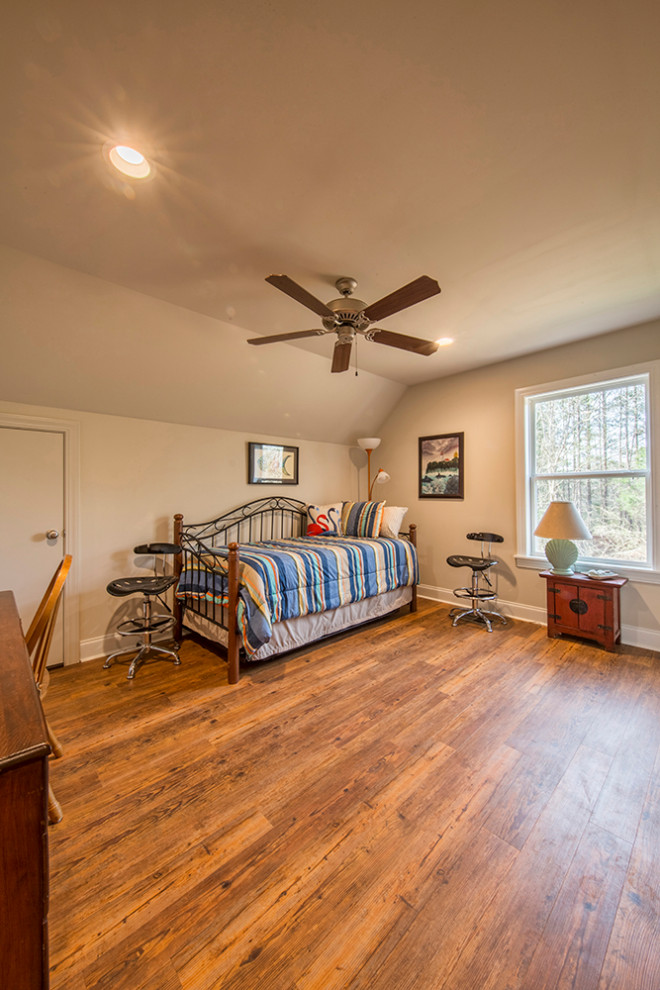Kleines Uriges Schlafzimmer im Loft-Style mit beiger Wandfarbe, Vinylboden und braunem Boden in Jackson