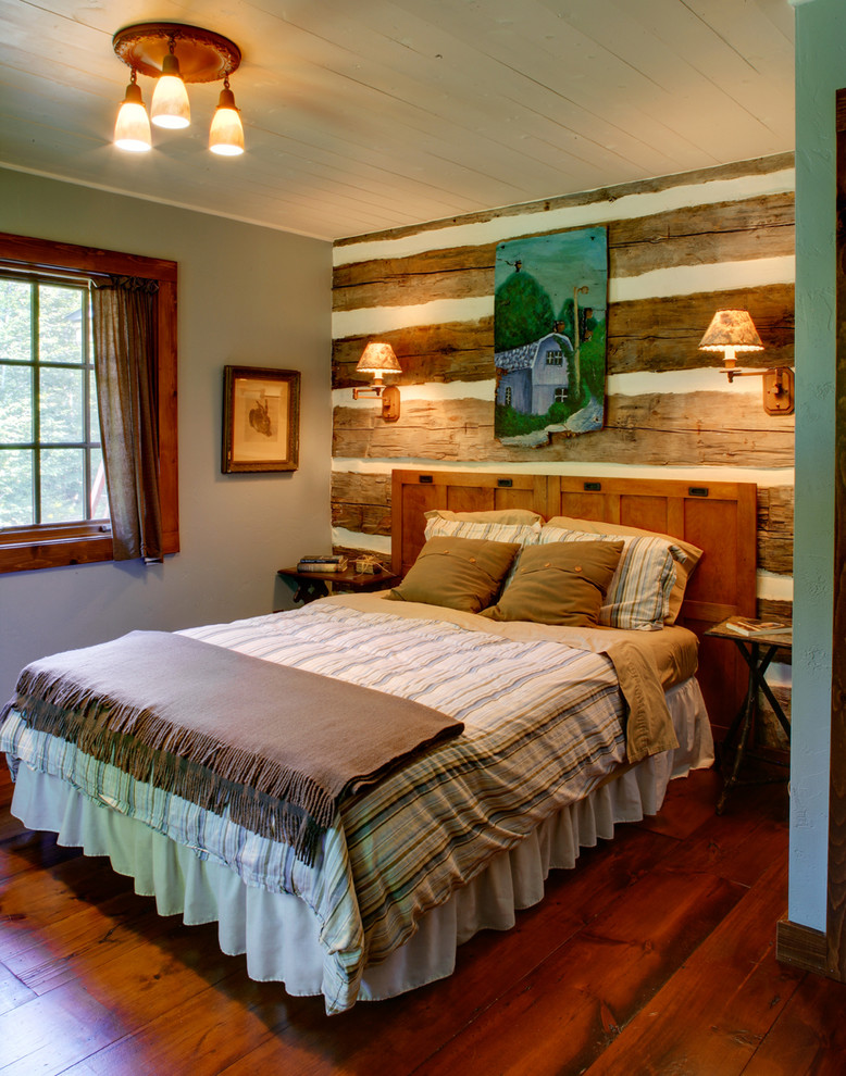 Imagen de dormitorio rústico pequeño con paredes multicolor y suelo de madera oscura