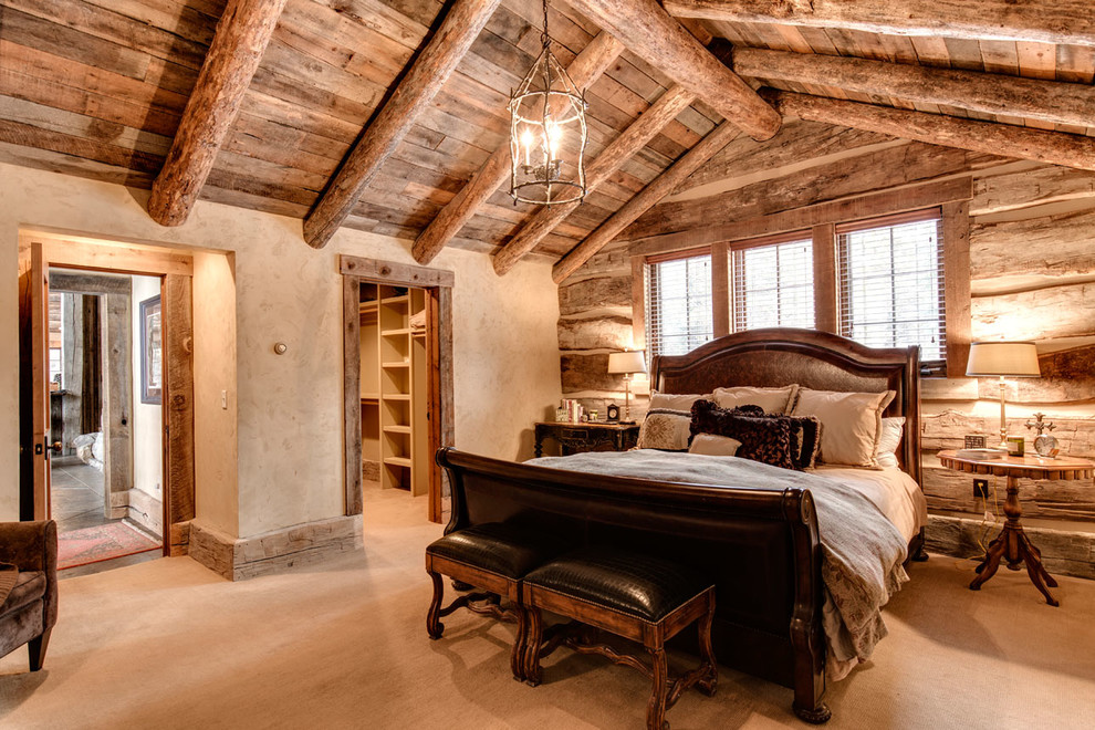 Diseño de dormitorio principal rústico sin chimenea con paredes beige, moqueta y suelo beige