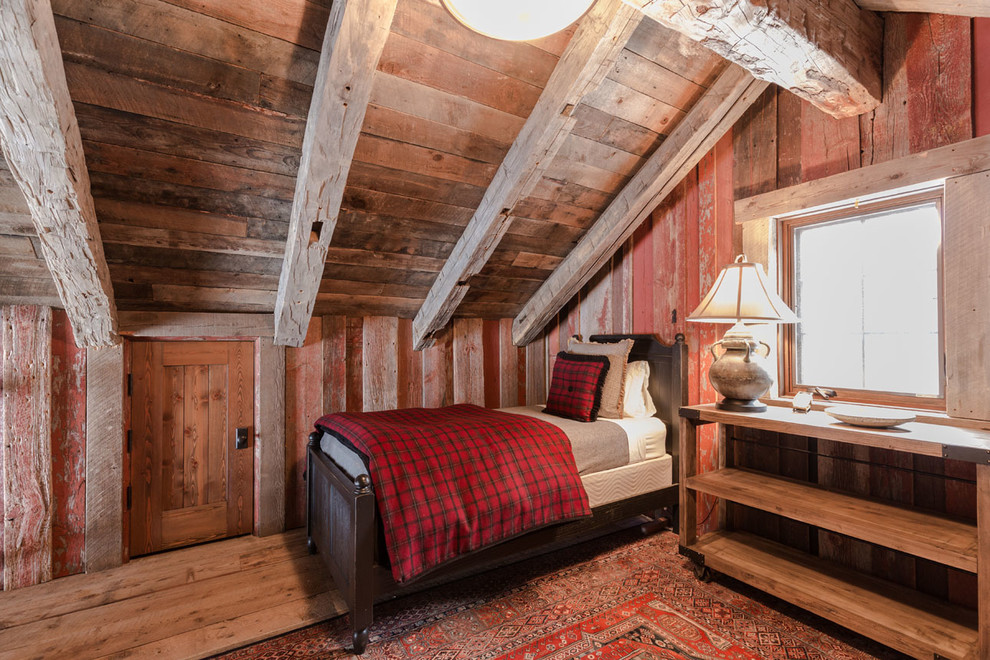 Rustikales Gästezimmer ohne Kamin mit brauner Wandfarbe, braunem Holzboden und braunem Boden in Sonstige