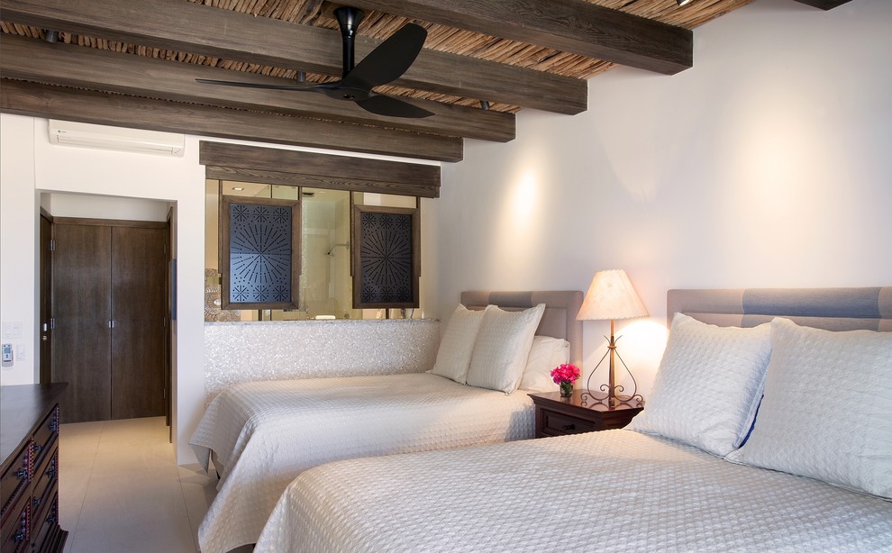 Стильный дизайн: маленькая гостевая спальня (комната для гостей) в морском стиле с белыми стенами для на участке и в саду - последний тренд
