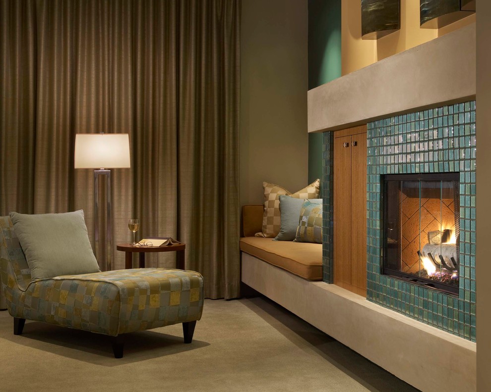 Geräumiges Modernes Schlafzimmer mit gefliester Kaminumrandung und Kamin in Phoenix