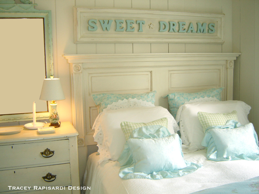 Ejemplo de dormitorio principal marinero pequeño con paredes blancas y suelo de madera pintada