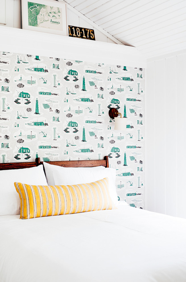 ポートランド(メイン)にあるビーチスタイルのおしゃれな寝室 (白い壁) のレイアウト