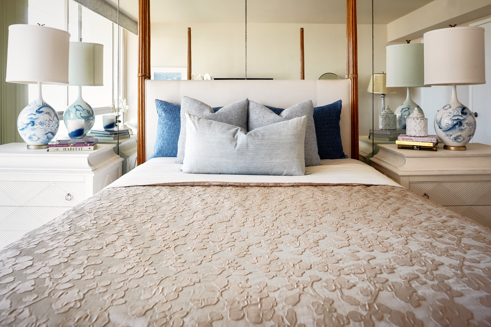 На фото: маленькая хозяйская спальня в стиле фьюжн с белыми стенами, ковровым покрытием и белым полом для на участке и в саду