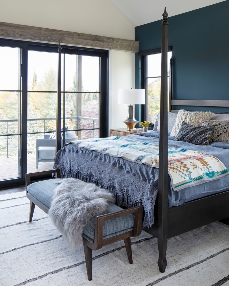 Foto de dormitorio principal rural de tamaño medio con paredes azules, suelo de madera oscura y suelo marrón