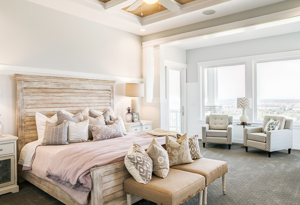Klassisches Schlafzimmer mit grauer Wandfarbe und Teppichboden in Salt Lake City