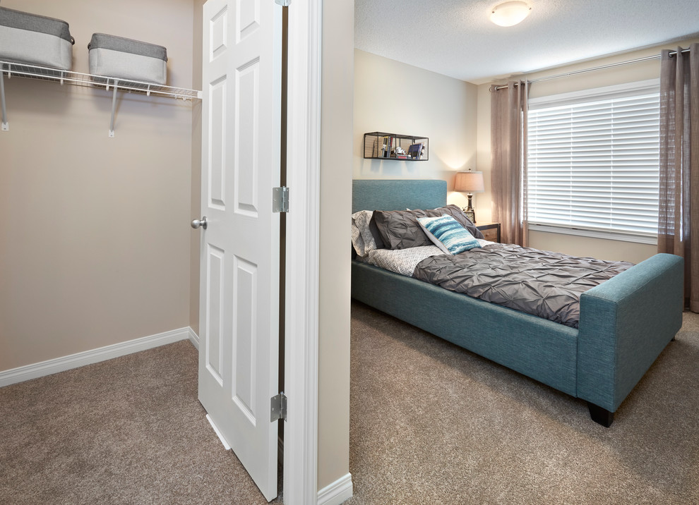 Ejemplo de dormitorio principal costero de tamaño medio con paredes beige y moqueta