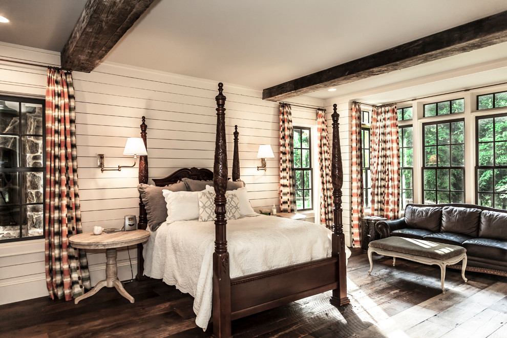 Imagen de dormitorio principal tradicional de tamaño medio sin chimenea con paredes blancas, suelo de madera oscura y suelo marrón