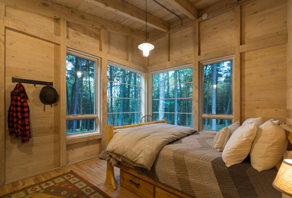 Idéer för rustika sovrum, med beige väggar, ljust trägolv och beiget golv