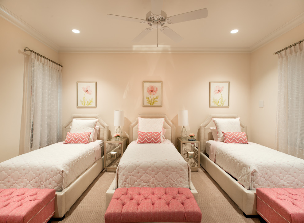 На фото: гостевая спальня (комната для гостей) в стиле неоклассика (современная классика) с бежевыми стенами и ковровым покрытием с