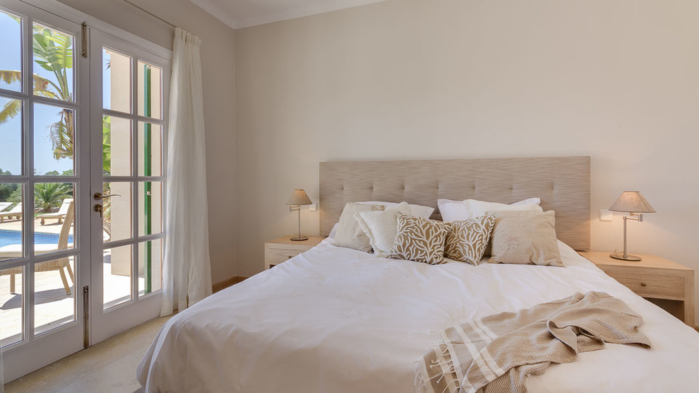 Ejemplo de dormitorio principal mediterráneo de tamaño medio sin chimenea con paredes beige