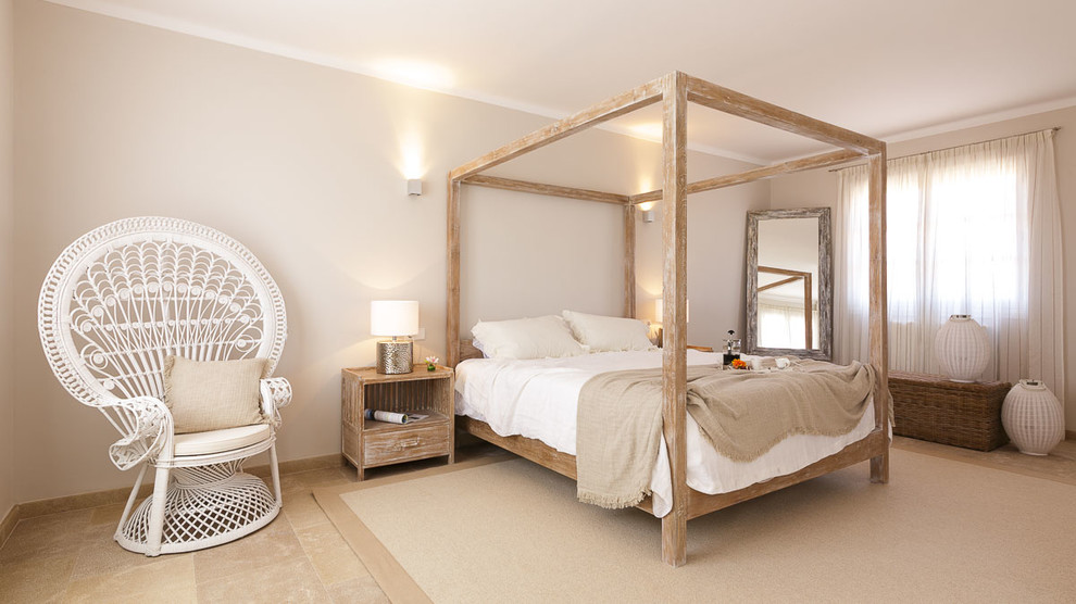 Imagen de dormitorio principal mediterráneo grande sin chimenea con paredes beige