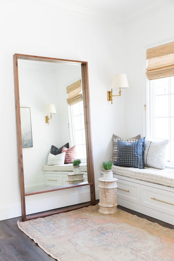 ソルトレイクシティにある広いトランジショナルスタイルのおしゃれな主寝室 (白い壁、濃色無垢フローリング、茶色い床)