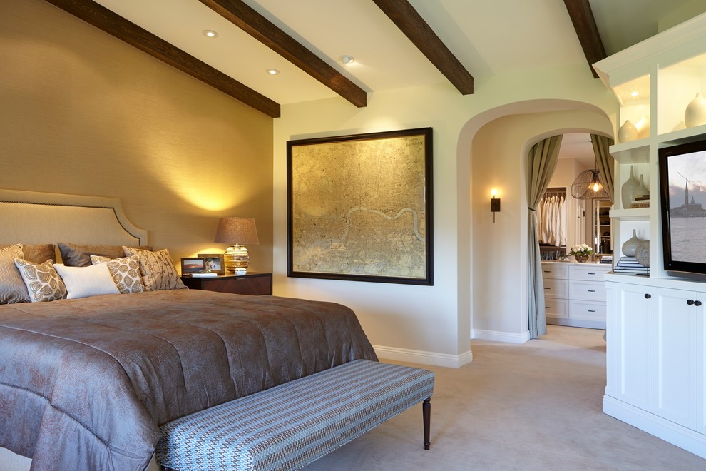 Geräumiges Mediterranes Hauptschlafzimmer mit beiger Wandfarbe und Teppichboden in Los Angeles