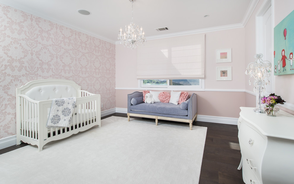 Immagine di una camera da letto tradizionale di medie dimensioni con pareti rosa e parquet scuro