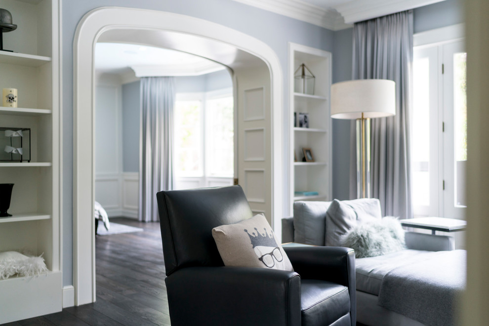 Стильный дизайн: большая хозяйская спальня в стиле неоклассика (современная классика) с серыми стенами, темным паркетным полом и белым полом без камина - последний тренд