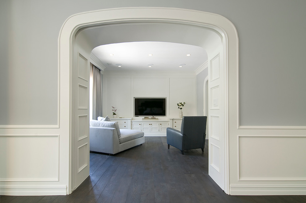 Ejemplo de dormitorio principal clásico renovado con paredes blancas y suelo de madera oscura
