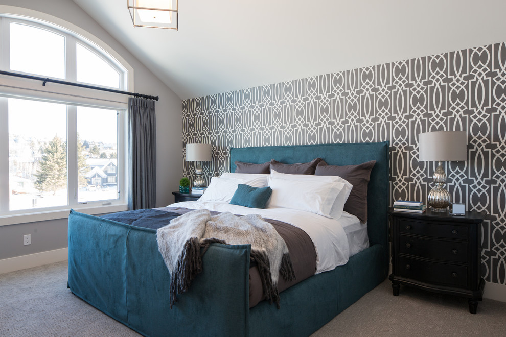Imagen de dormitorio clásico renovado con paredes multicolor y moqueta