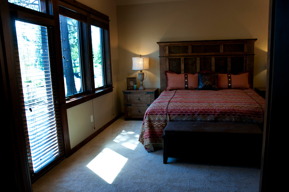 Ejemplo de dormitorio principal rústico de tamaño medio sin chimenea con paredes beige y moqueta