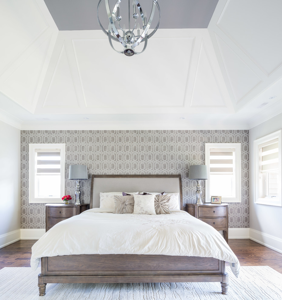 Свежая идея для дизайна: спальня: освещение в стиле неоклассика (современная классика) с серыми стенами и темным паркетным полом - отличное фото интерьера