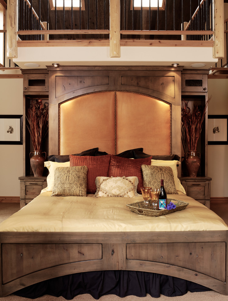 Foto de dormitorio principal de estilo americano grande con paredes beige, moqueta y marco de chimenea de piedra